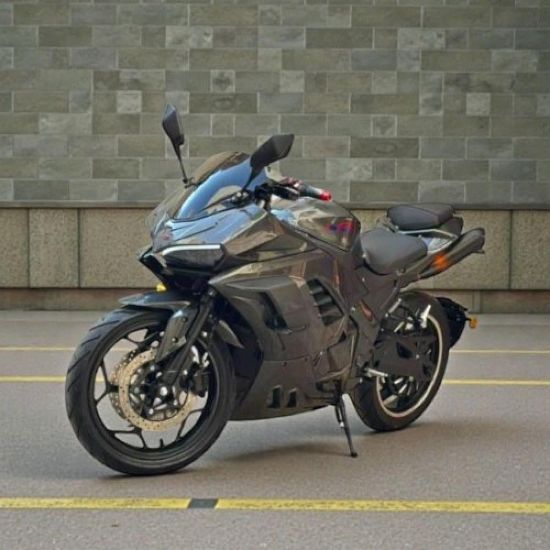 صورة دباب كهربائي رياضي بتصميم هجومي